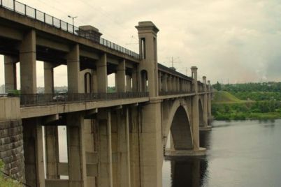 v-zaporozhe-most-preobrazhenskogo-rushitsya-pod-kolyosami-avtomobilej-video.jpg