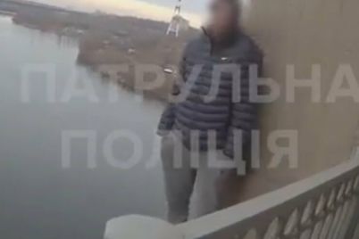 v-zaporozhe-muzhchina-hotel-prygnut-s-mosta-preobrazhenskogo-ego-udalos-spasti-video.jpg