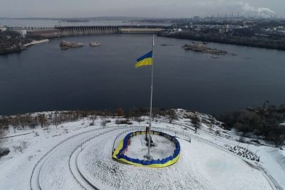 v-zaporozhe-na-horticze-razvernuli-100-metrovyj-flag-ukrainy.jpg