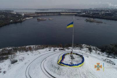 v-zaporozhe-na-horticze-razvernuli-100-metrovyj-flag-ukrainy-foto.jpg