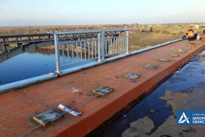 v-zaporozhe-na-mostu-cherez-dnepr-nachali-ustanavlivat-ograzhdenie-kogda-otkroyut-dvizhenie-foto.jpg