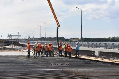 v-zaporozhe-na-mostu-cherez-staryj-dnepr-polnym-hodom-idet-betonirovanie-ocherednoj-zahvatki.jpg