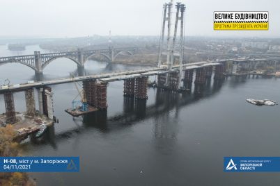 v-zaporozhe-na-mostu-soedinyayushhem-ostrov-horticza-s-levym-beregom-smontirovali-pervye-vanty-kogda-otkroyut-foto.jpg