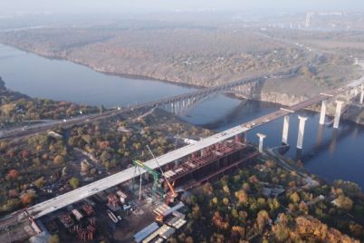 v-zaporozhe-na-novom-mostu-cherez-dnepr-ustanovili-osveshhenie-foto.jpg
