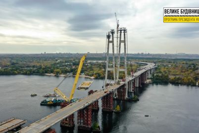 v-zaporozhe-na-novom-mostu-nachali-ukladku-speczialnogo-asfaltovogo-pokrytiya-foto.jpg