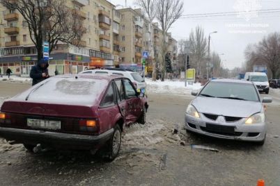 v-zaporozhe-na-perekrestke-stolknulis-avtomobili-foto.jpg