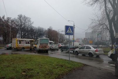 v-zaporozhe-na-plotine-dtp-s-avtobusom-foto.jpg