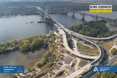 v-zaporozhe-na-poduezde-k-vantovomu-mostu-ukladyvayut-gusasfalt.jpg