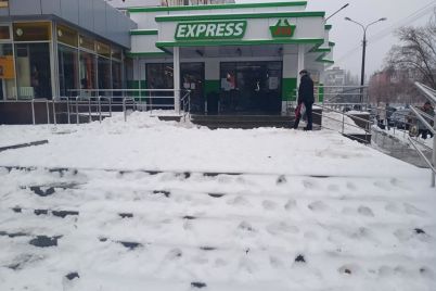 v-zaporozhe-na-rukovodstvo-supermarketa-sostavili-adminprotokol-za-neubrannyj-sneg.jpg