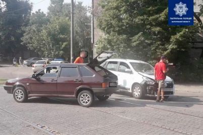 v-zaporozhe-na-tramvajnyh-putyah-stolknulis-avtomobili-foto.jpg
