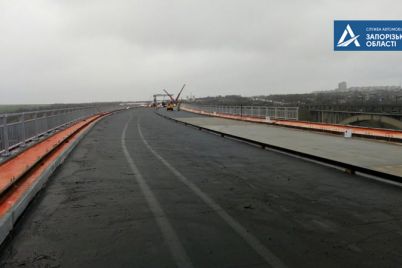v-zaporozhe-nachali-ukladku-novogo-asfalta-na-mostu-foto.jpg