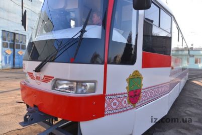 v-zaporozhe-novenkie-tramvai-poshli-po-populyarnomu-marshrutu-foto.jpg