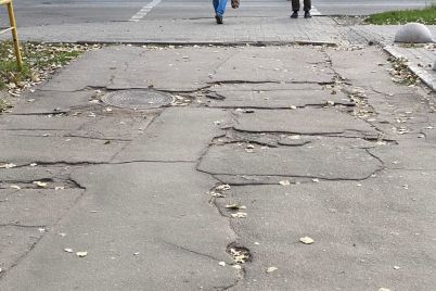 v-zaporozhe-onlajn-sobirayut-podpisi-chtoby-obnovit-ozhivlennyj-trotuar.jpg