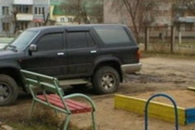 v-zaporozhe-oshtrafovali-avtovladelczev-kotorye-parkovali-mashiny-na-detskoj-ploshhadke.jpg
