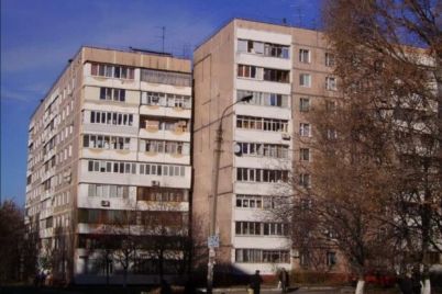 v-zaporozhe-patrulnye-spasli-parnya-kotoryj-hotel-prygnut-s-9-go-etazha.jpg