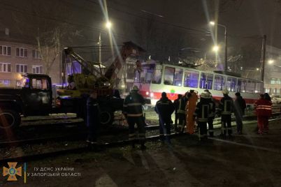 v-zaporozhe-pod-kolesami-tramvaya-pogib-muzhchina-foto-video.jpg