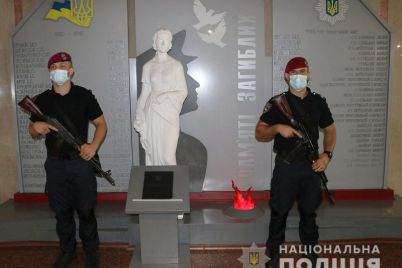 v-zaporozhe-policzejskie-pochtili-pamyat-pogibshih-zashhitnikov-ukrainy.jpg