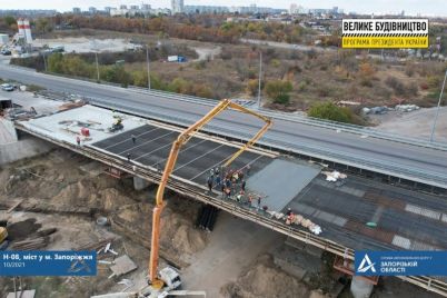 v-zaporozhe-prodolzhayut-udarnymi-tempami-betonirovat-plity-proezda-k-balochnomu-mostu-foto.jpg