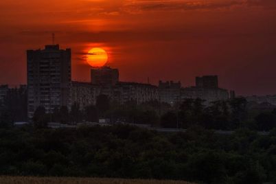 v-zaporozhe-spalnyj-rajon-osvetil-ognennyj-zakat-foto.jpg