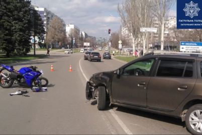 v-zaporozhe-stolknulis-motoczikl-i-avto-moment-dtp-opublikovala-policziya-video.jpg