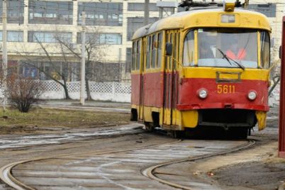 v-zaporozhe-tramvay-soshel-s-rels.jpg
