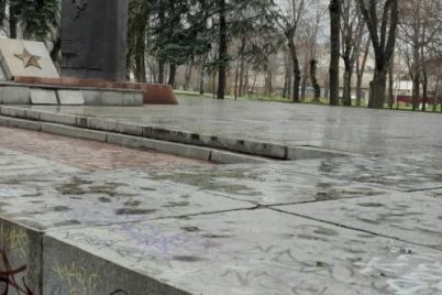 v-zaporozhe-vandaly-izurodovali-memorial-skorbyashhaya-mat-foto.jpg