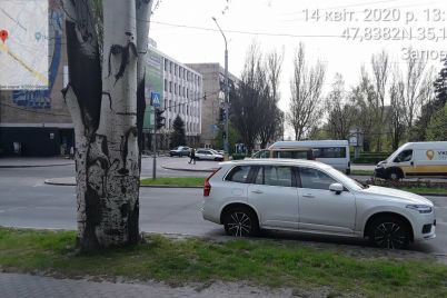 v-zaporozhe-vladelecza-volvo-za-god-sem-raz-oshtrafovali-za-narushenie-parkovki.jpg