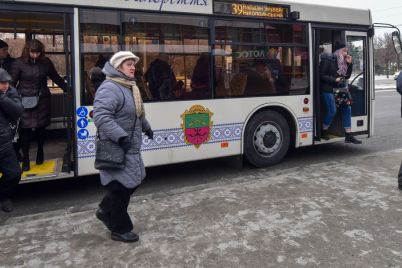 v-zaporozhe-voditel-avtobusa-zazhal-bilety-passazhiram.png