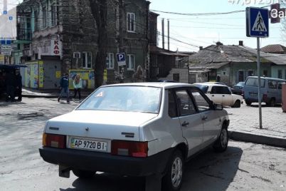 v-zaporozhe-voditel-priparkoval-svoj-avtomobil-pryamo-na-peshehodnom-perehode.jpg