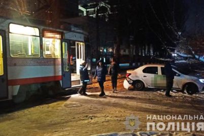 v-zaporozhe-voditel-taksi-kotoryj-vrezalsya-v-tramvaj-byl-pod-narkotikami.jpg