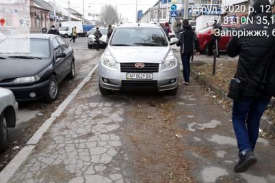 v-zaporozhe-voditeli-parkuyutsya-na-trotuarah-i-peshehodnyh-perehodah-foto.jpg