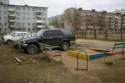 v-zaporozhe-voditeli-ustroili-parkovku-na-detskoj-ploshhadke-foto.jpg