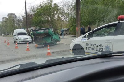 v-zaporozhe-vozle-mosta-perevernulsya-avtomobil-foto.jpg