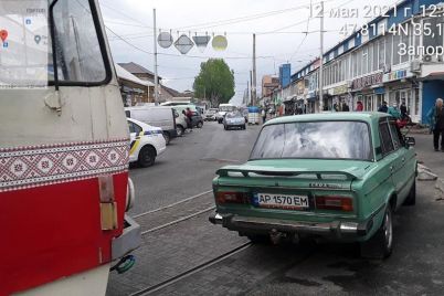 v-zaporozhe-vozle-rynka-voditel-priparkoval-avto-na-tramvajnyh-putyah-vaz-uvezli-na-shtrafploshhadku.jpg