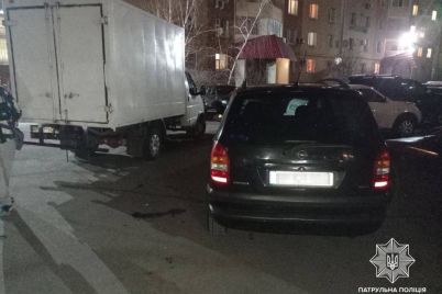 v-zaporozhe-vypivshij-voditel-protaranil-priparkovannye-avtomobili.jpg
