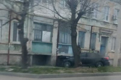 v-zaporozhskoj-oblasti-inomarka-vletela-v-zhiloj-dom-foto.jpg