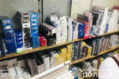 v-zaporozhskoj-oblasti-kiosk-byl-nabit-nelegalnymi-sigaretami.jpg