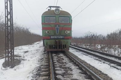 v-zaporozhskoj-oblasti-lokomotiv-sbil-15-letnyuyu-devochku.jpg