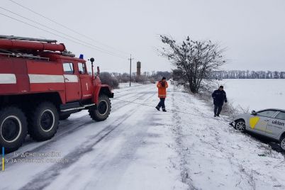 v-zaporozhskoj-oblasti-na-avtodorogah-zastryali-21-avtomobil-i-2-brigady-skoroj-pomoshhi.jpg