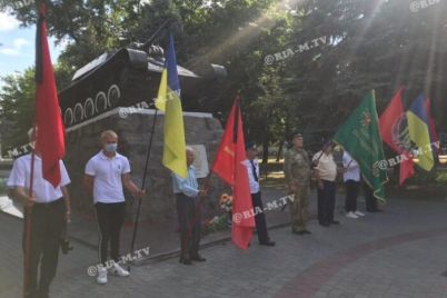 v-zaporozhskoj-oblasti-na-uliczu-vyshli-lyudi-s-sovetskimi-flagami-video-foto.jpg