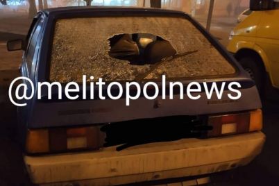 v-zaporozhskoj-oblasti-neizvestnye-razbili-okno-v-priparkovannom-avto-foto.jpg