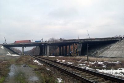 v-zaporozhskoj-oblasti-okkupanty-vzorvali-avtomobilnyj-most-cherez-reku.jpg
