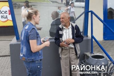 v-zaporozhskoj-oblasti-pensioner-podrabatyvaet-poproshajnichestvom-vozle-magazina-foto.jpg