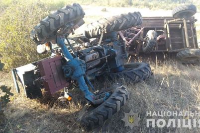 v-zaporozhskoj-oblasti-perevernulsya-traktor-s-priczepom-voditel-pogib.jpg