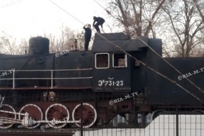 v-zaporozhskoj-oblasti-podrostki-ustroili-igry-na-kryshe-lokomotiva-foto.jpg