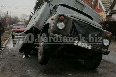 v-zaporozhskoj-oblasti-speczavtomobil-provalilsya-pod-asfalt-foto.jpg