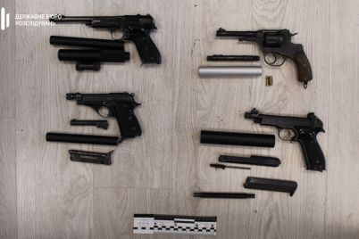 v-zaporozhskoj-oblasti-u-chinovnika-iz-gschs-nashli-pistolety-i-patrony-kotorye-on-nezakonno-hranil.jpg
