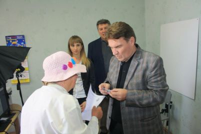 v-zaporozhskoj-oblasti-vydali-pasport-82-letnej-zhenshhine-ona-30-let-polzovalas-sovetskim-dokumentom.jpg