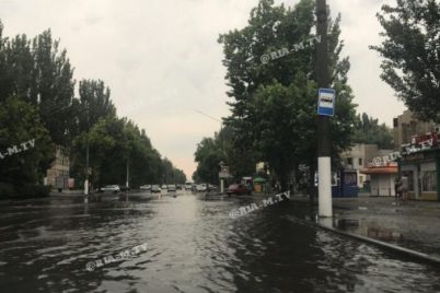 v-zaporozhskoj-oblasti-zatopilo-gorod-mashiny-zastryali-v-vode-video-foto.jpg