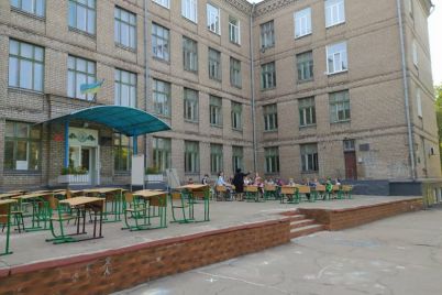 v-zaporozhskoj-shkole-uroki-prohodyat-pod-otkrytym-nebom-foto.jpg